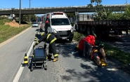 Homem cai de moto e fica ferido após carro cortar sua frente em Ilhota