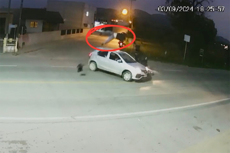 Vdeo mostra homem sendo projetado por cima de carro em acidente em Ilhota