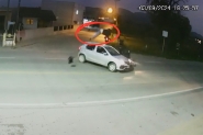 V�deo mostra homem sendo projetado por cima de carro em acidente em Ilhota