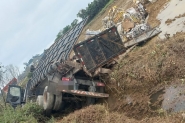 Caminh�o sai da pista e tomba em vala na Rodovia Ant�nio Heil, em Itaja�