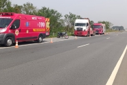 Jovem cai de moto e é arrastado pelo asfalto na BR-470, em Ilhota