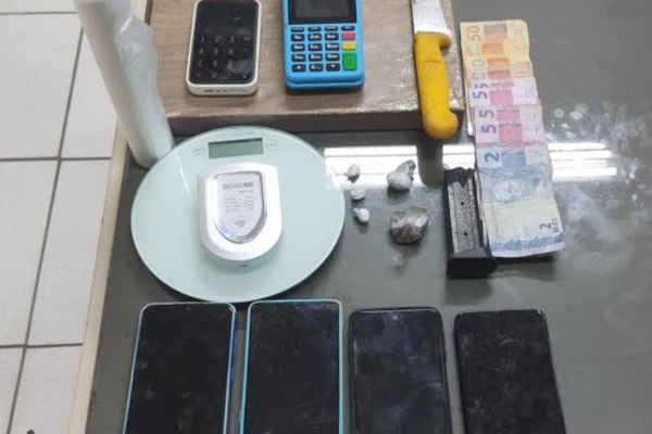 Traficantes fogem da PM e abandonam celulares, balança, máquina de cartão, carregador de pistola e drogas em Ilhota