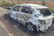 Carro pega fogo e fica completamente destruído na Jorge Lacerda, em Gaspar