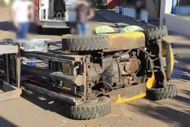 Empilhadeira tomba e deixa trabalhador gravemente ferido em SC
