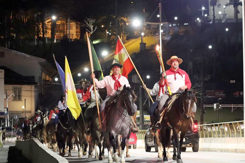 Gaspar recebe 'chama crioula' e inicia a Semana Farroupilha