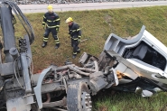 Motorista perde controle de direção e caminhão cai em vala após cachorro cruzar a BR-470, em Gaspar