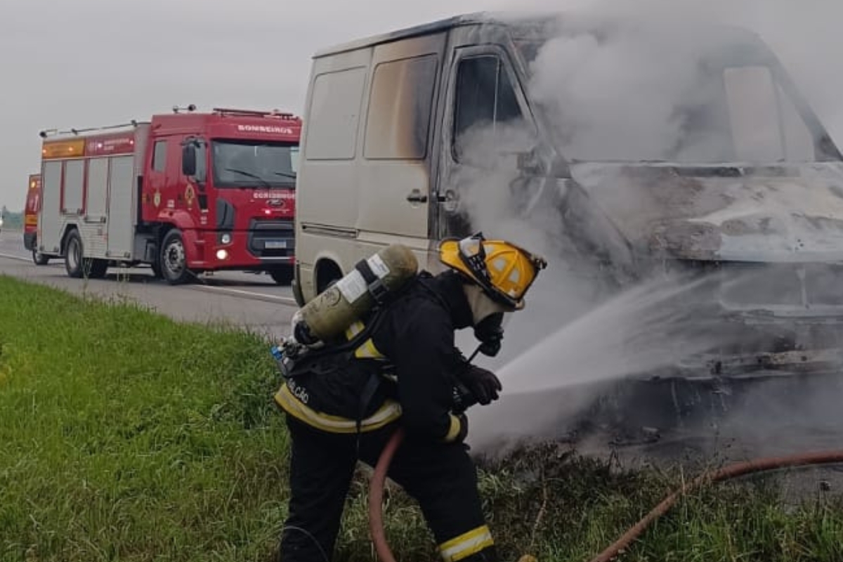 Furgão pega fogo na BR-470 e novo caminhão de combate a incêndio de Ilhota atende primeira ocorrência