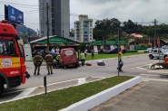 Colis�o seguida de capotamento � registrada no trevo da Parolli, em Gaspar