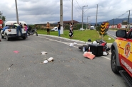 Colis�o entre carro e moto deixa homem ferido em Gaspar; marmitas ficam espalhadas pela estrada