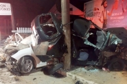 Batida violenta contra poste dobra carros ao meio, mas ocupantes sobrevivem em Timb�