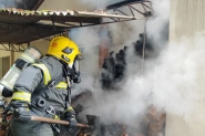 Inc�ndio atinge Motoclube de Gaspar, no bairro Gasparinho