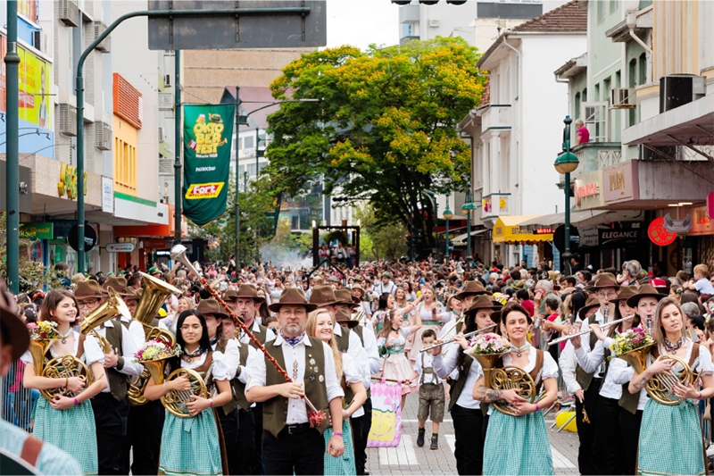 Oktoberfest Blumenau come�a nesta quarta; confira a programa��o de desfiles