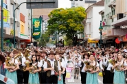 Oktoberfest Blumenau come�a nesta quarta; confira a programa��o de desfiles