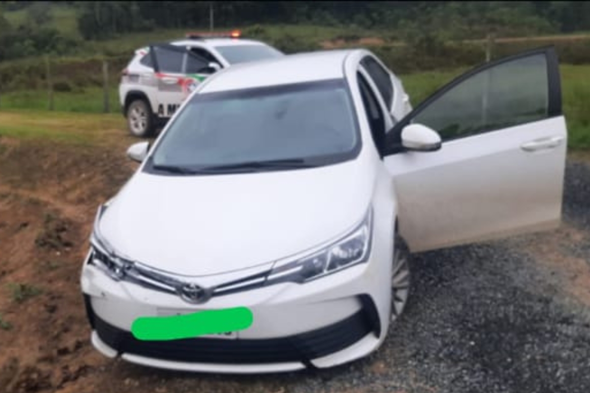 Carro furtado em Indaial é recuperado em Gaspar; PM persegue e prende ladrões