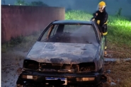 Homem acorda com barulho e se depara com carro pegando fogo; ve�culo foi todo destru�do	