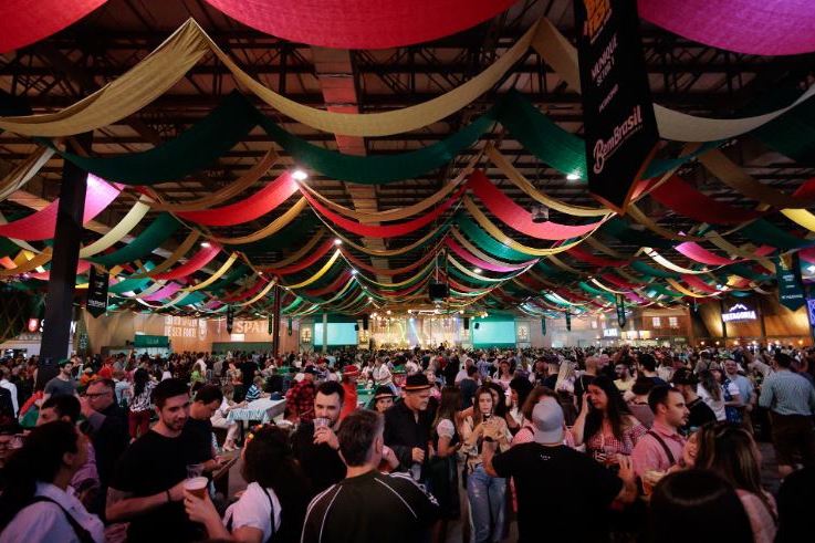 Mesmo com chuva, Oktoberfest Blumenau atrai mais de 14 mil pessoas na primeira noite