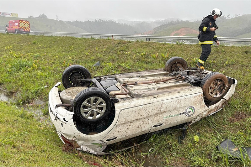 Homem fica ferido aps carro capotar na BR-470, em Ilhota