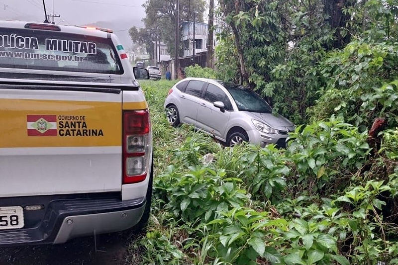 Motorista perde controle e colide carro contra rvore na Jorge Lacerda, em Ilhota