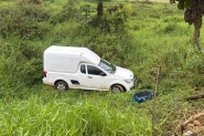 Carro capota e cai em ribanceira em Ilhota; mulher fica presa e é socorrida pelos bombeiros