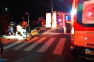 Piloto de moto � projetado contra cerca de arame ap�s colis�o frontal com carro em Gaspar