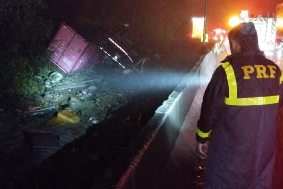 Carreta cont�iner tomba sobre van e mata atletas na rodovia que liga PR e SC