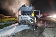 Inc�ndio destr�i cabine de carreta na BR-470, entre Ilhota e Gaspar