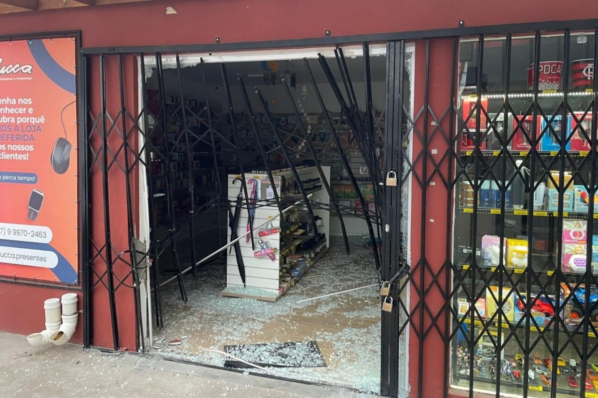Ladrões dão a ré em carro, quebram grades e vidros e furtam mercadorias em loja do Belchior, em Gaspar