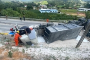 Caminhão bitrem tomba em Botuverá e motorista fica preso às ferragens por duas horas