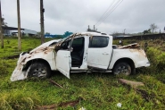 Mulher perde controle de direção após passar em poça de água e carro fica destruído em capotamento em Itajaí