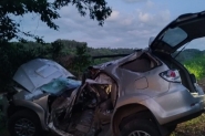 Batida violenta de carro contra árvore mata homem no Oeste de SC