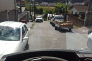 Ve�culos estacionados de forma irregular atrapalham coleta de res�duos em Gaspar