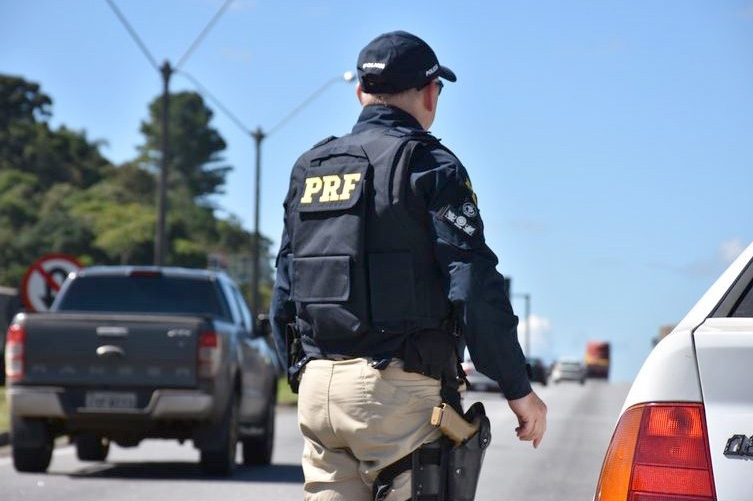 PRF intensifica fiscalização do uso do cinto de segurança durante feriado prolongado