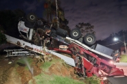 Caminhão guindaste perde o freio em descida e capota no Belchior, em Gaspar
