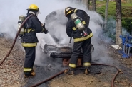 Carro pega fogo e fica completamente destruído em Ilhota
