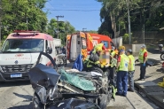 Colisão entre micro-ônibus e carro deixa homem preso às ferragens no Centro de Blumenau