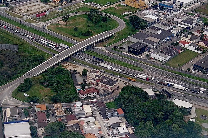 Motociclista morre em grave acidente com caminho na BR-101, em Balnerio Cambori