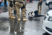 Polícia atira para conter homem armado com faca em estacionamento ao lado de shopping em Blumenau
