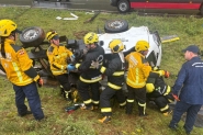 Caminhão sai da pista e tomba na BR-470, em Ilhota; duas pessoas ficaram feridas