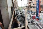 Trabalhadores caem de 6 metros de altura após laje de prédio em construção desabar em Piçarras