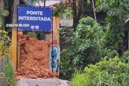 Barricada pro�be passagem pela pinguela que liga Gasparinho e Gaspar Grande