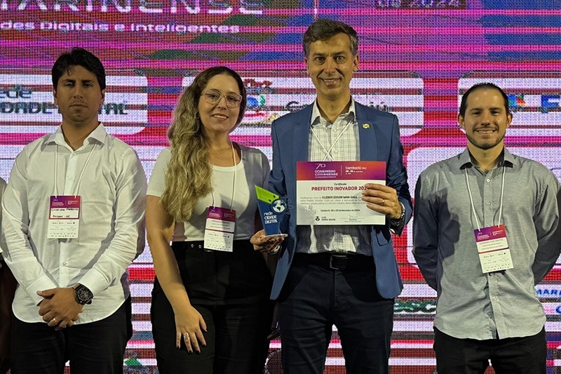 Prefeitura de Gaspar recebe pr�mio por avan�os tecnol�gicos na educa��o