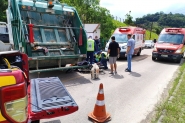 Acidente entre caminhão de lixo e moto deixa homem ferido em Gaspar