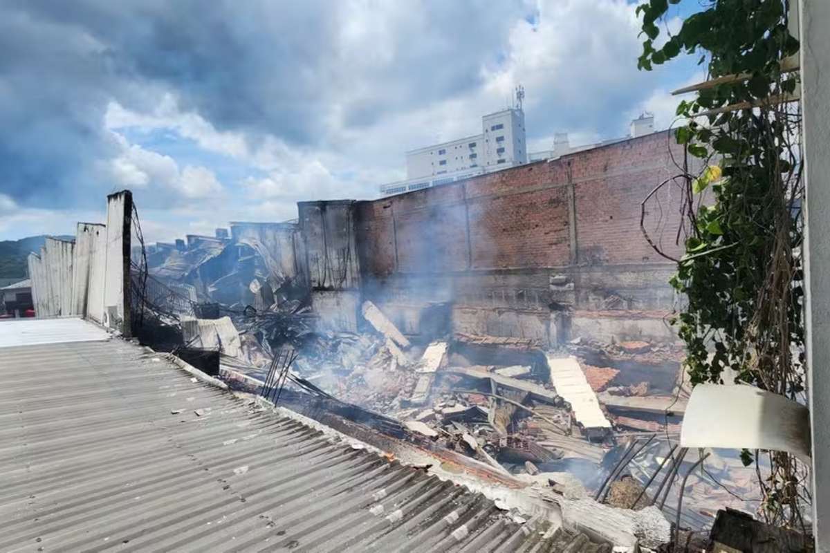 Incêndio destrói loja de calçados em Brusque; prejuízo estimado é de R$8 milhões