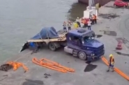 Caminh�o perde freios e derruba carga no mar em porto de SC