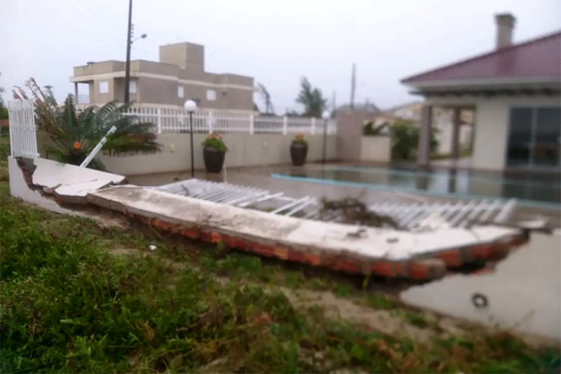 Tsunami meteorolgico destri ponte, derruba muros e atinge casas no Sul de SC