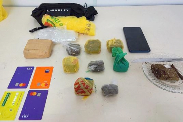 Adolescente tenta fugir de bicicleta mas acaba detido por tráfico de drogas em Gaspar