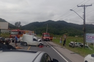 Colisão entre dois carros é registrada na Ivo Silveira, em Gaspar
