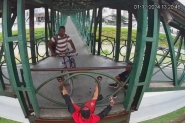 V�deo mostra homem sendo empurrado de passarela em Brusque