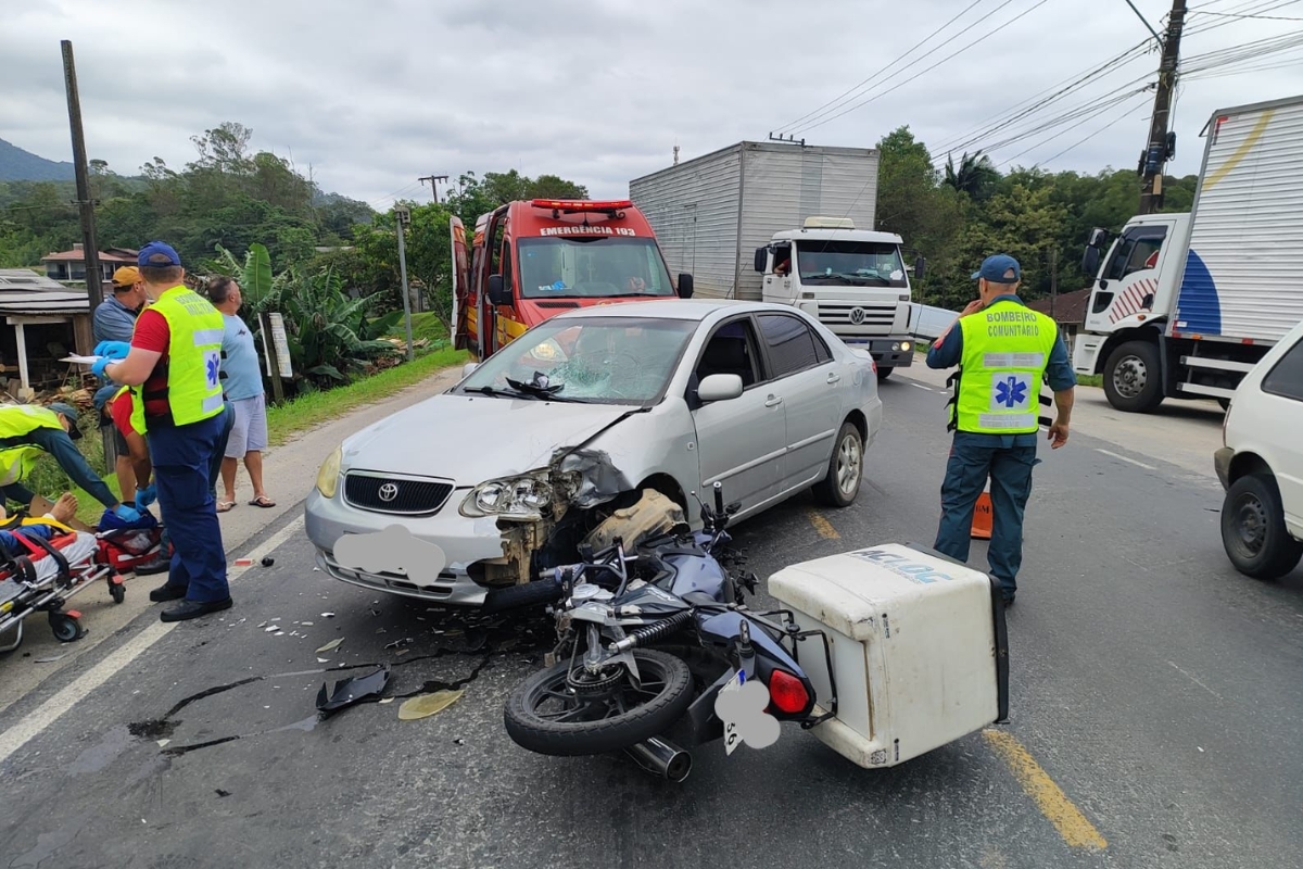Motociclista de 22 anos fica ferido em colisão com carro no Barracão, em Gaspar