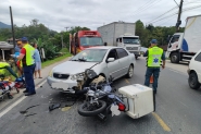 Motociclista de 22 anos fica ferido em colis�o com carro no Barrac�o, em Gaspar